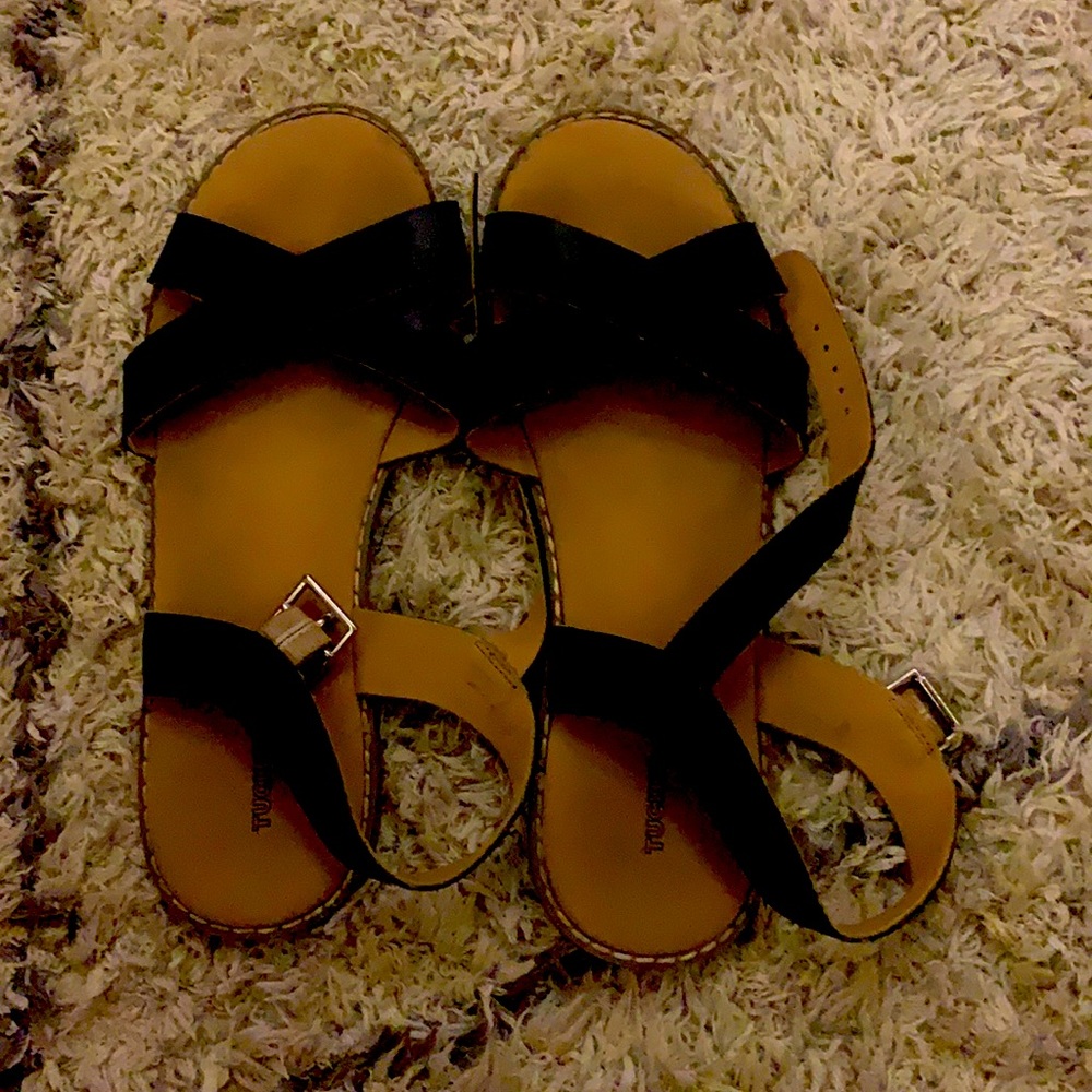 Black crossed sandals